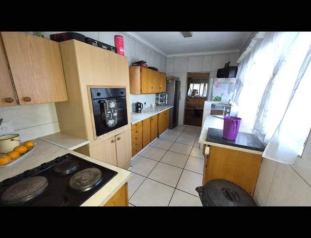 3 BEDROOM HOUSE TO LET IN MODEL PARK